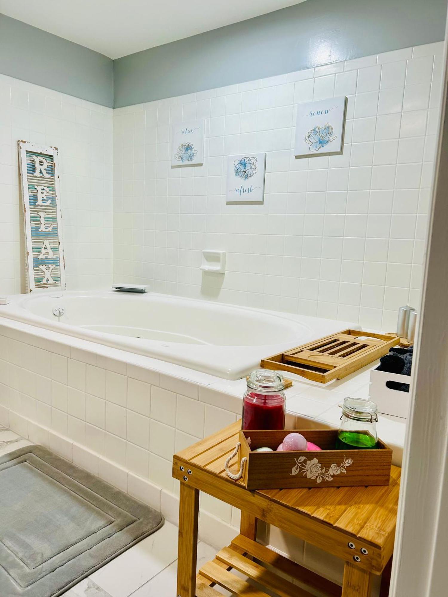 Comfy Lower Lvl Apt With Jetted Tub Near Uptown And Unc Charlotte Ngoại thất bức ảnh