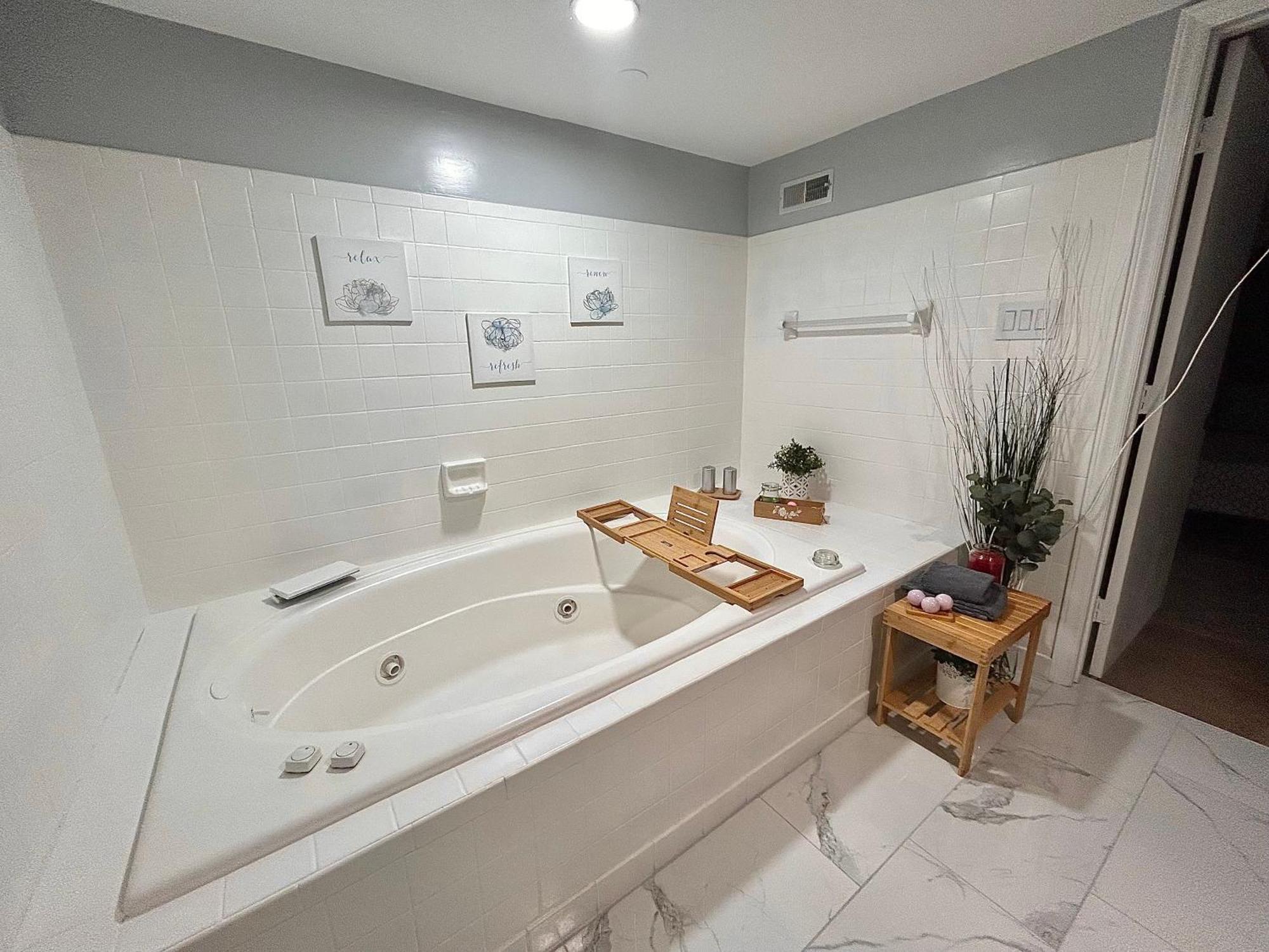 Comfy Lower Lvl Apt With Jetted Tub Near Uptown And Unc Charlotte Ngoại thất bức ảnh